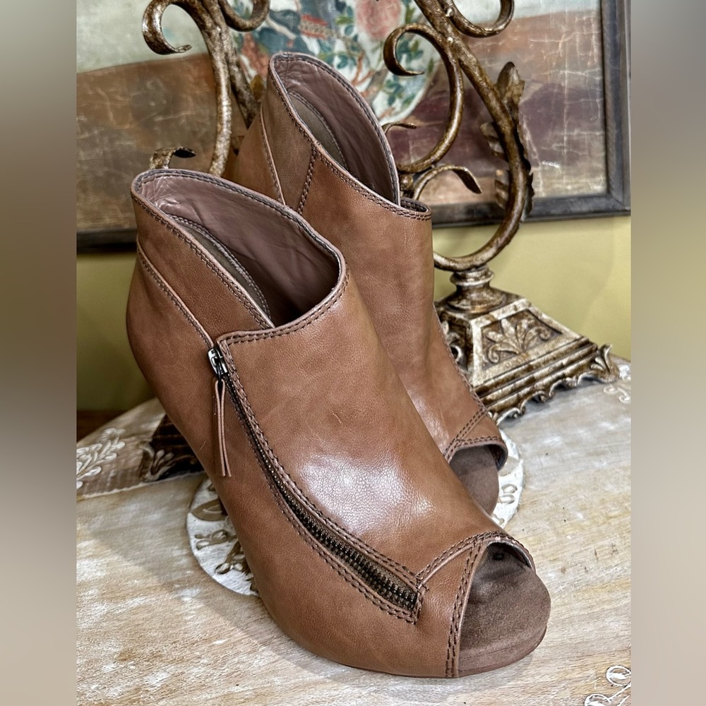 EUC Nine West with Nike Air Asymmetric Leather “Shooties”with Peep Toe. Size 8